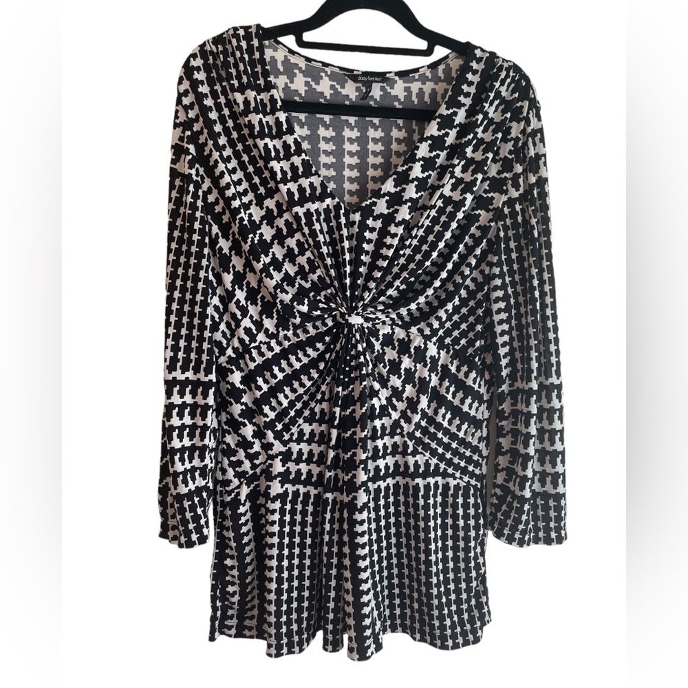 Daisy Fuentes Black and White Patterned Top